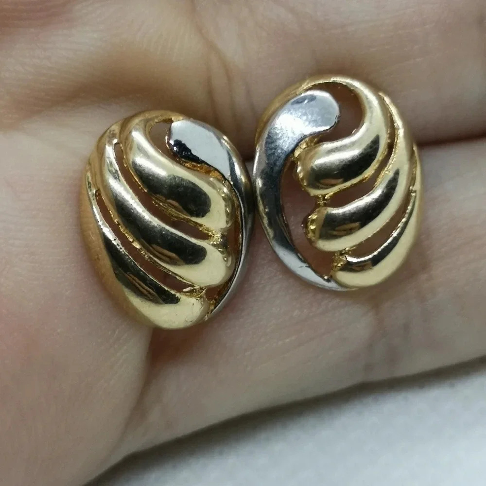 ✨ Vintage 10k Gold Swirl Button Earrings ✨